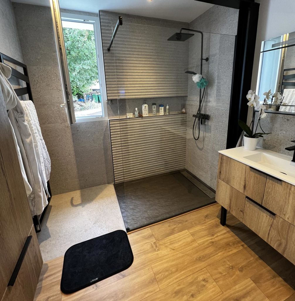 Pose revêtement de sol et mur dans une salle de bain à Guérande