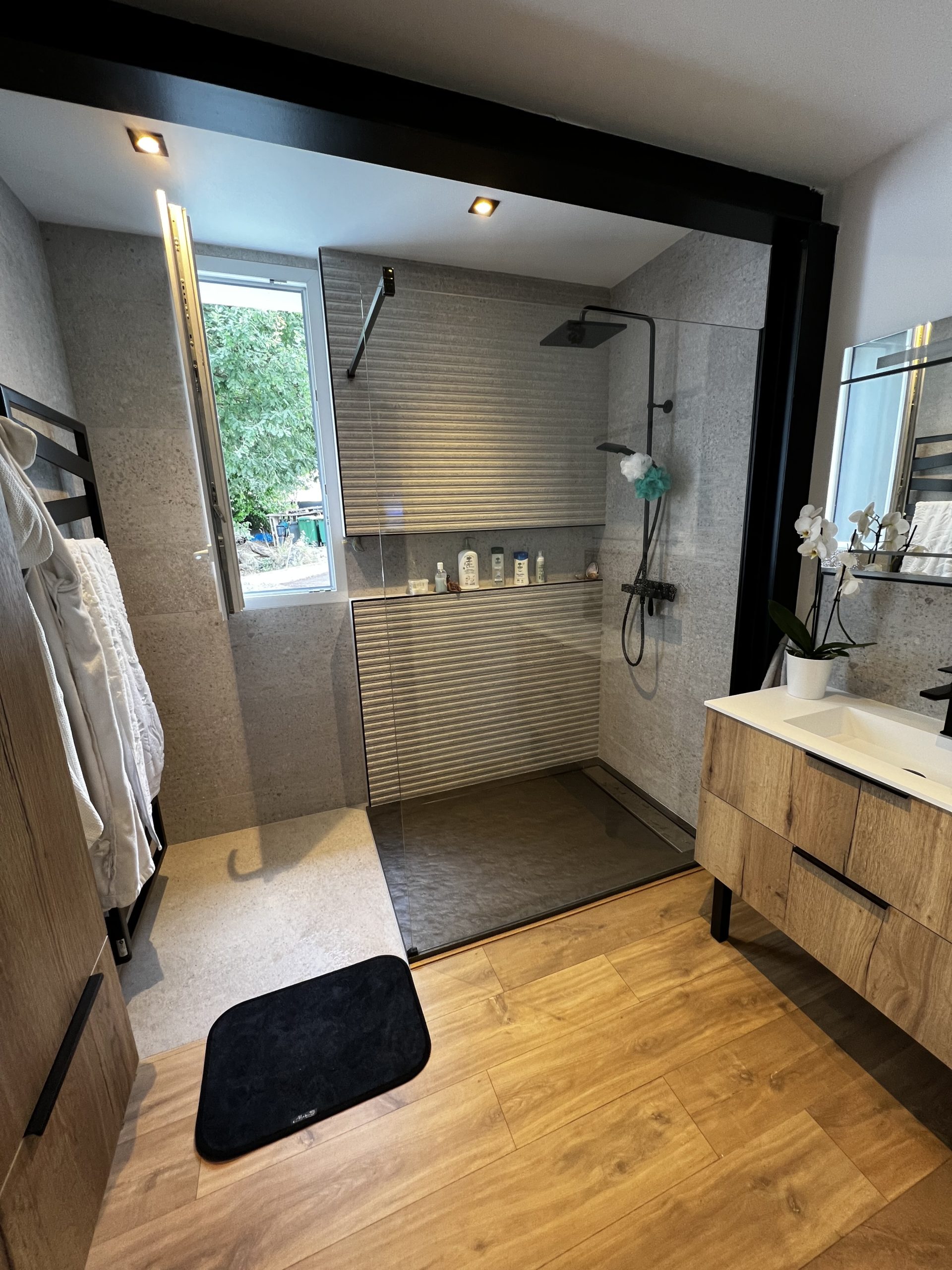 Finition de pose de revêtement de sol et de mur dans une salle de bain à La Baule