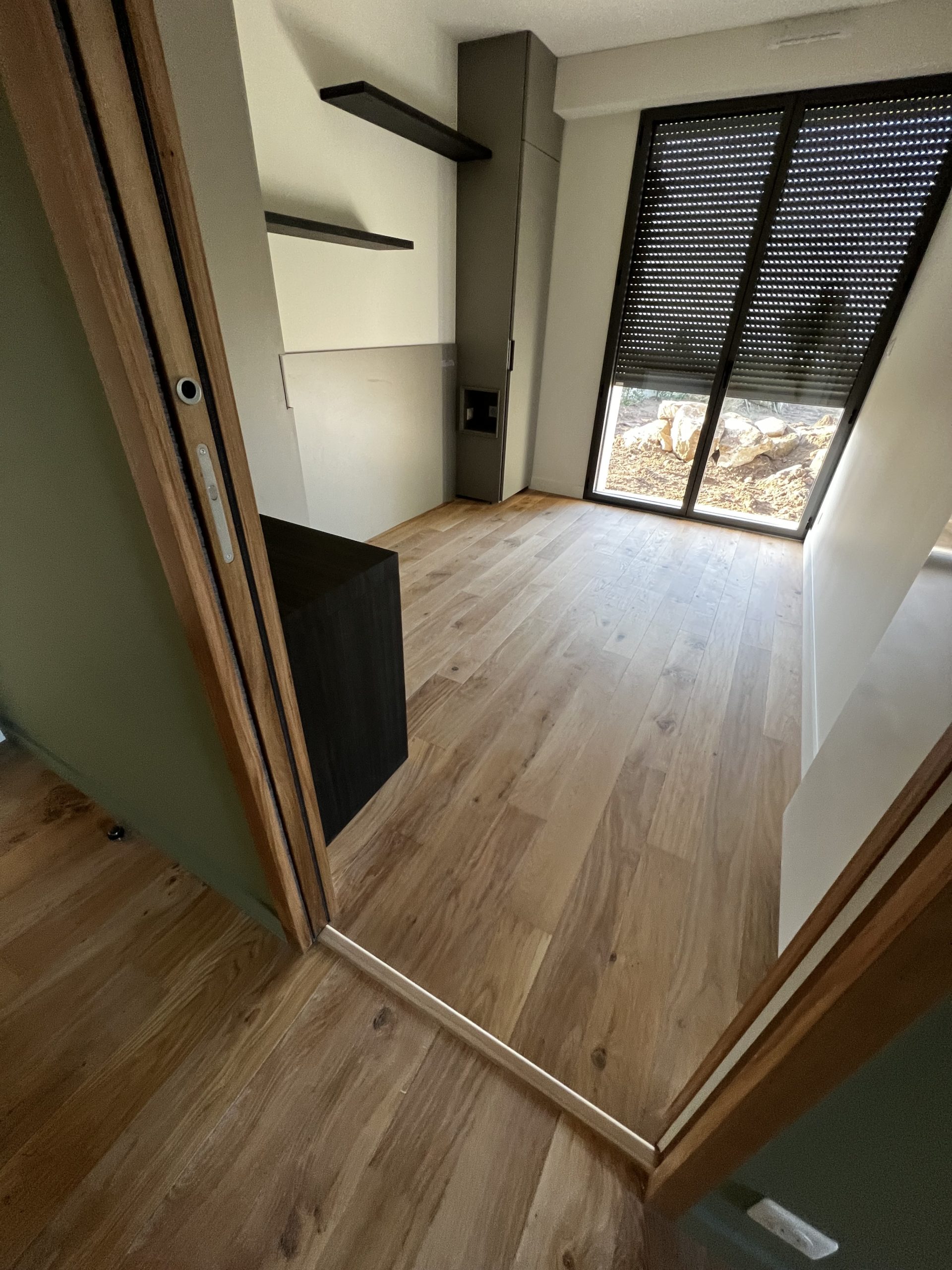 Pose de paquet dans une chambre de maison à Pornichet