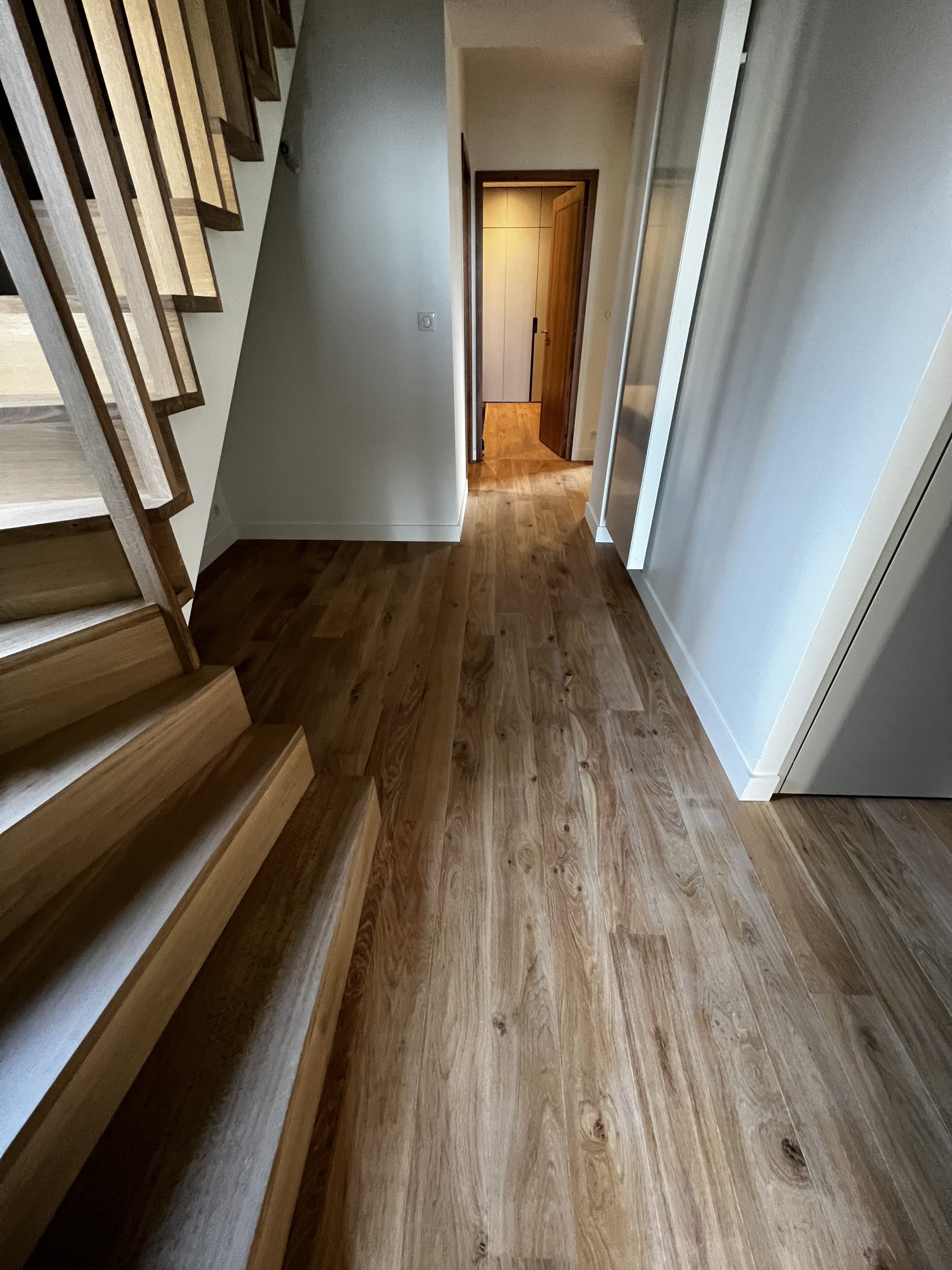 Pose de paquet dans un couloir de maison à Pornichet