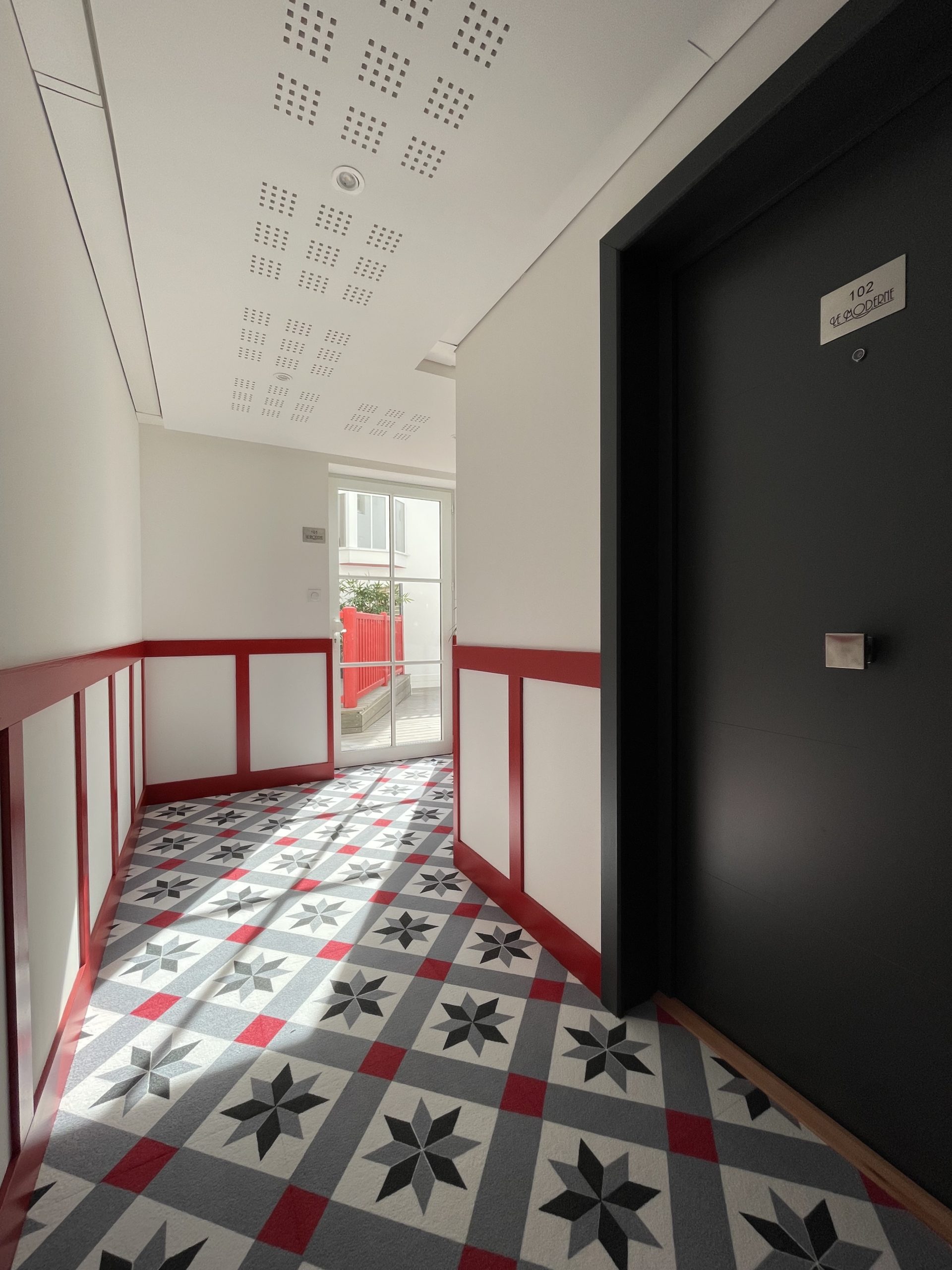 Couloir devant escalier de secours - moquette La Baule